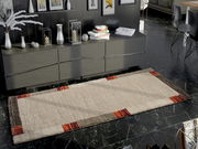 Moderner Teppich in Beige mit roten und braunen Akzenten, in einem stilvollen Wohnzimmer auf dunklem Marmorboden platziert, aus der Vogelperspektive betrachtet.