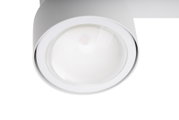 Nahaufnahme eines LED-Strahlers aus der Seitenperspektive, zeigt die runde, weiße Fassung und die klare Linse.