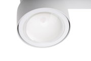Close-up van een led-spot vanuit zijaanzicht, met de ronde, witte fitting en de heldere lens.