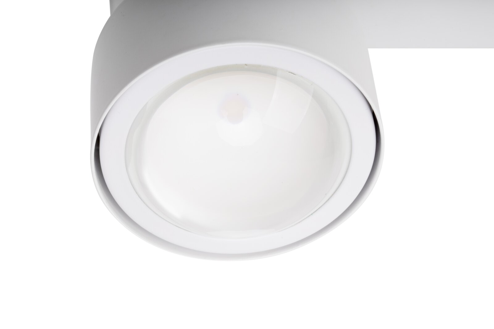 Close-up van een led-spot vanuit zijaanzicht, met de ronde, witte fitting en de heldere lens.