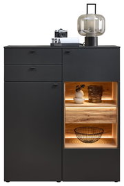 Modernes Highboard in dunklem Design mit offenen Regalfächern, dekoriert mit einer Vase, einem Glas und einem Drahtkorb, aus frontaler Perspektive.
