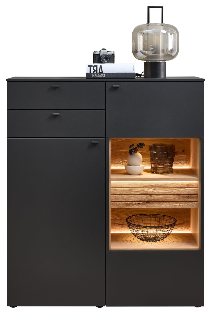 Modernes Highboard in dunklem Design mit offenen Regalfächern, dekoriert mit einer Vase, einem Glas und einem Drahtkorb, aus frontaler Perspektive.