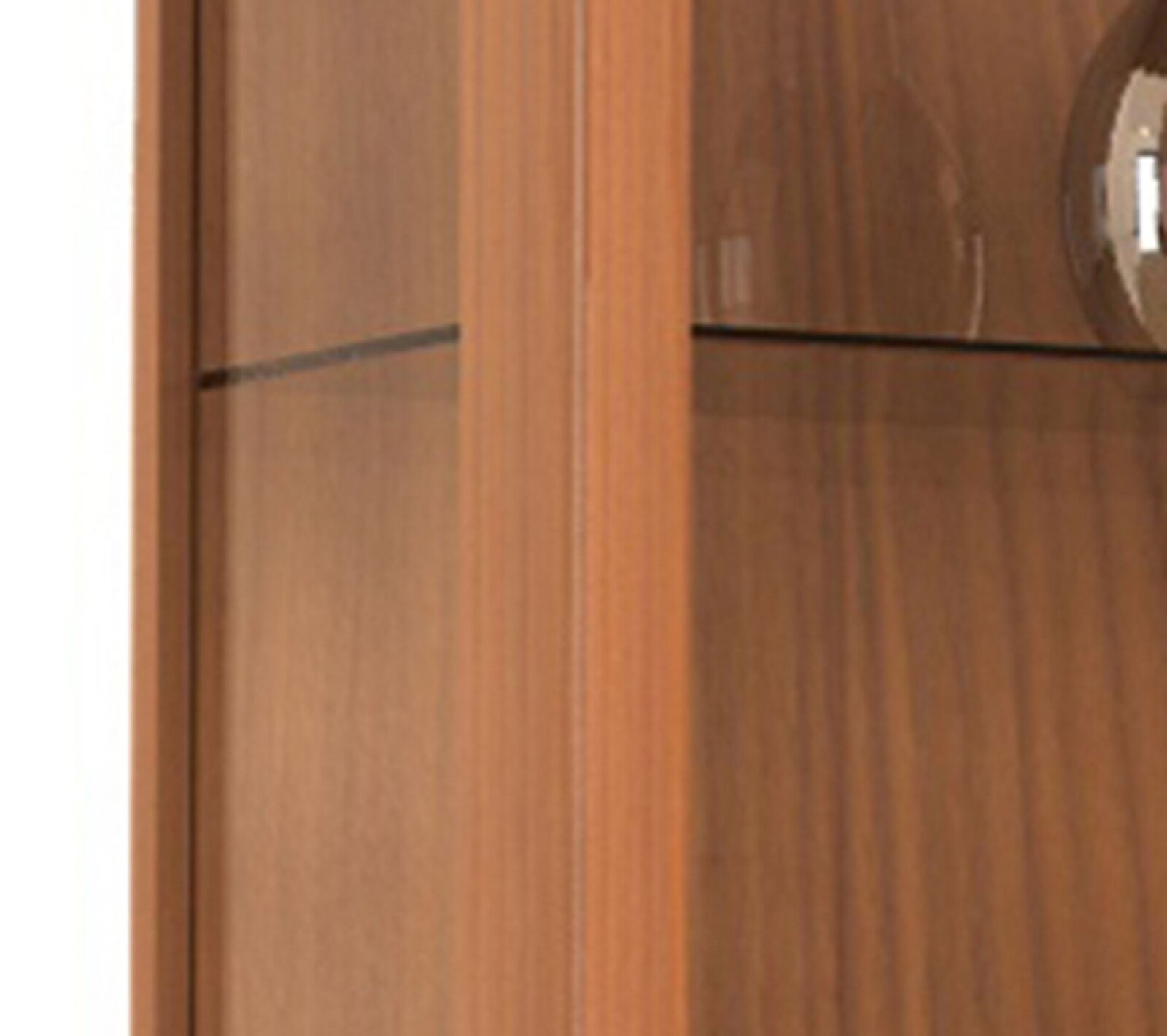 Detailansicht eines Holzvitrinenschranks mit Glaseinlegeboden und Metallhalterung, aufgenommen aus seitlicher Nahperspektive