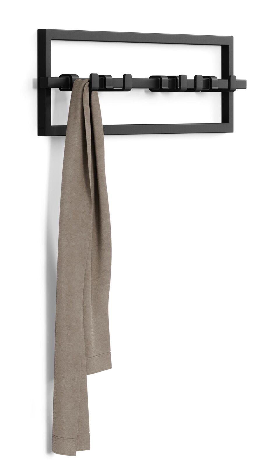 Schwarze Wandgarderobe mit mehreren Haken, an der ein beiger Schal hängt, seitliche Perspektive
