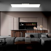 Wit rechthoekig LED plafondpaneel in moderne keuken-woonkamer, gezien van onderen in licht schuin frontaal perspectief