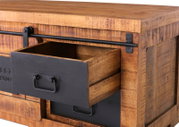 Nahaufnahme eines TV-Lowboards aus Holz mit schwarzer Schubladenfront und Metallgriff, Perspektive von der Seite.