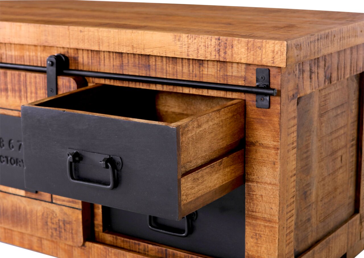 Nahaufnahme eines TV-Lowboards aus Holz mit schwarzer Schubladenfront und Metallgriff, Perspektive von der Seite.