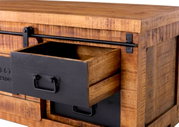 Nahaufnahme eines TV-Lowboards aus Holz mit schwarzer Schubladenfront und Metallgriff, Perspektive von der Seite.
