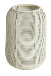 Teelichthalter aus geflochtenem Material in zylindrischer Form, seitliche Perspektive