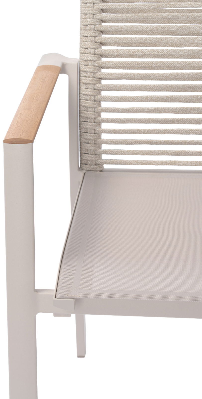 Nahaufnahme eines Stapelsessels mit hellem Metallrahmen, Holzarmlehne und geflochtener Rückenlehne, seitliche Perspektive.