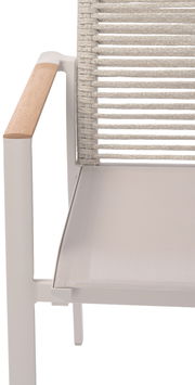 Nahaufnahme eines Stapelsessels mit hellem Metallrahmen, Holzarmlehne und geflochtener Rückenlehne, seitliche Perspektive.