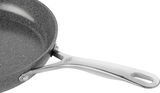 Nahaufnahme einer Bratpfanne mit 24 cm Durchmesser, graue Antihaftbeschichtung und silbernem Griff, seitliche Perspektive