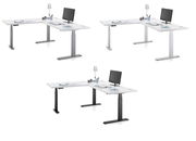 Moderner E-Eckschreibtisch mit höhenverstellbaren Beinen, ausgestattet mit Monitor, Lampe und Schreibtischzubehör, aus verschiedenen Perspektiven gezeigt.