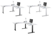 Moderner E-Eckschreibtisch mit höhenverstellbaren Beinen, ausgestattet mit Monitor, Lampe und Schreibtischzubehör, aus verschiedenen Perspektiven gezeigt.