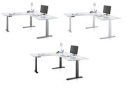 Moderner E-Eckschreibtisch mit höhenverstellbaren Beinen, ausgestattet mit Monitor, Lampe und Schreibtischzubehör, aus verschiedenen Perspektiven gezeigt.