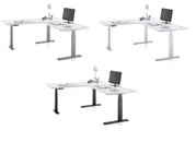 Moderner E-Eckschreibtisch mit höhenverstellbaren Beinen, ausgestattet mit Monitor, Lampe und Schreibtischzubehör, aus verschiedenen Perspektiven gezeigt.