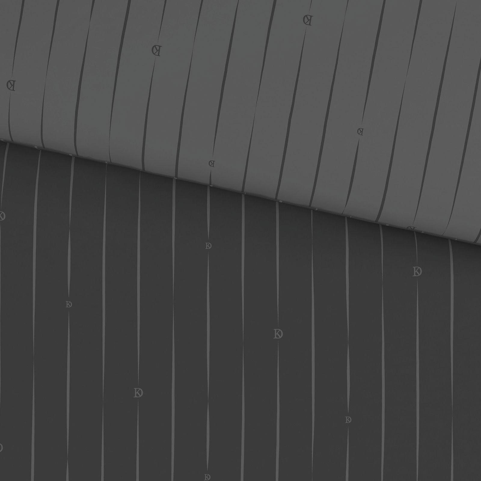 Wendebettwäsche mit feinen vertikalen Streifen und dezentem Muster, aus der Vogelperspektive fotografiert.