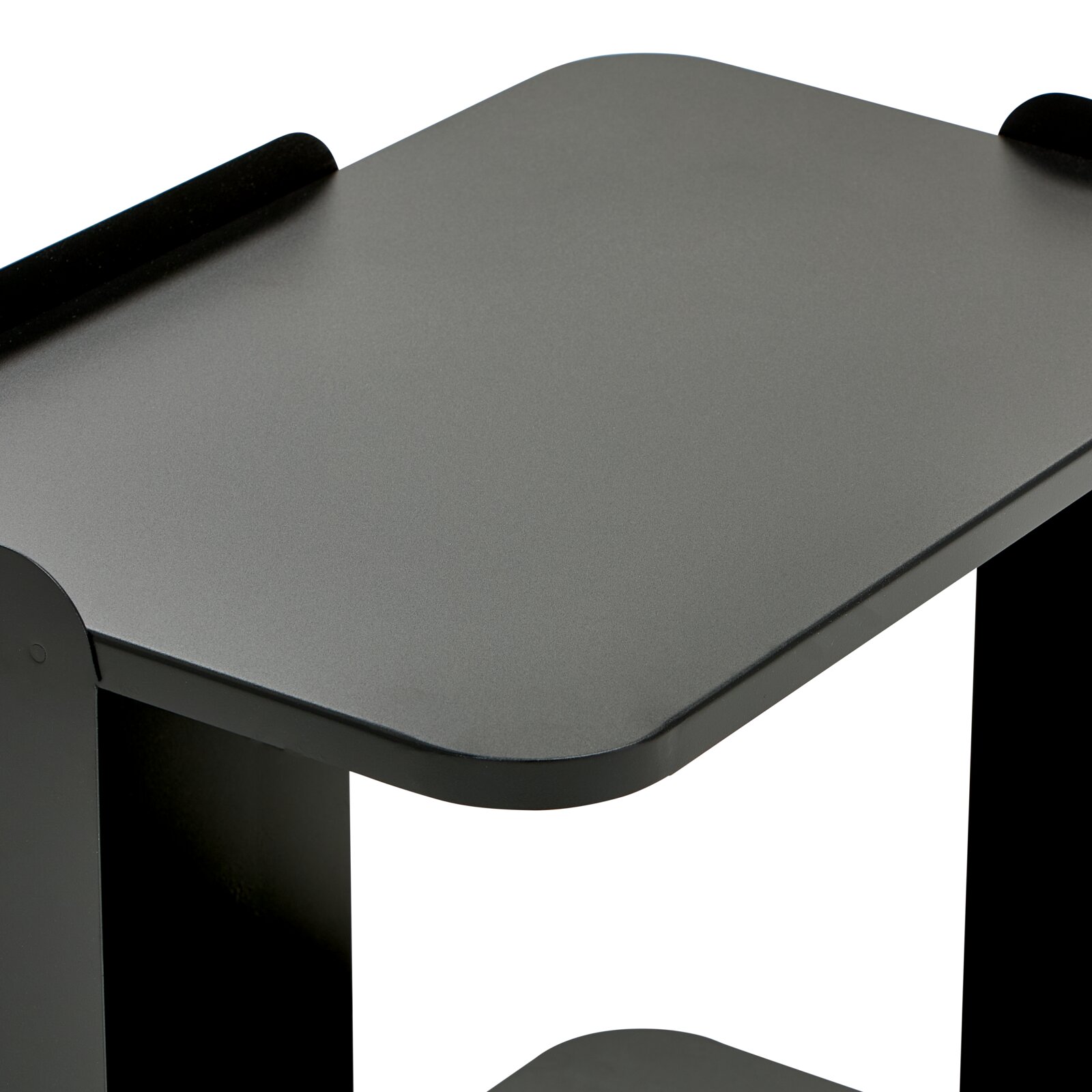 Schwarzer Metall-Beistelltisch mit abgerundeter rechteckiger Tischplatte, Nahaufnahme der oberen Ecke aus schräger Perspektive von oben.