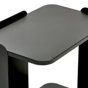 Schwarzer Metall-Beistelltisch mit abgerundeter rechteckiger Tischplatte, Nahaufnahme der oberen Ecke aus schräger Perspektive von oben.