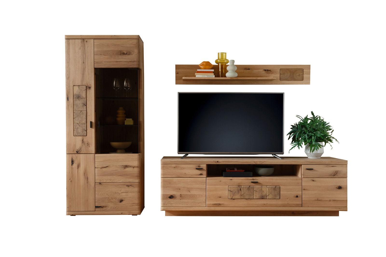 Frontale Ansicht einer modernen Wandkombination aus Holz mit einem hohen Schrank, einem TV-Schrank und einem Wandregal. Der Schrank hat Glastüren, der TV-Schrank bietet Platz für einen Fernseher und Dekorationen. Das Wandregal ist mit Vasen und Büchern de