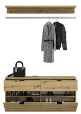 Garderobenkombination aus Holz mit Kleiderstange, auf der Mäntel hängen, und Schuhschrank mit offenen Fächern, frontal betrachtet.