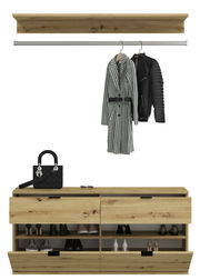 Garderobenkombination aus Holz mit Kleiderstange, auf der Mäntel hängen, und Schuhschrank mit offenen Fächern, frontal betrachtet.