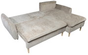 Beige Ecksofa mit Holzfüßen, von oben betrachtet, in ausgeklappter Position.