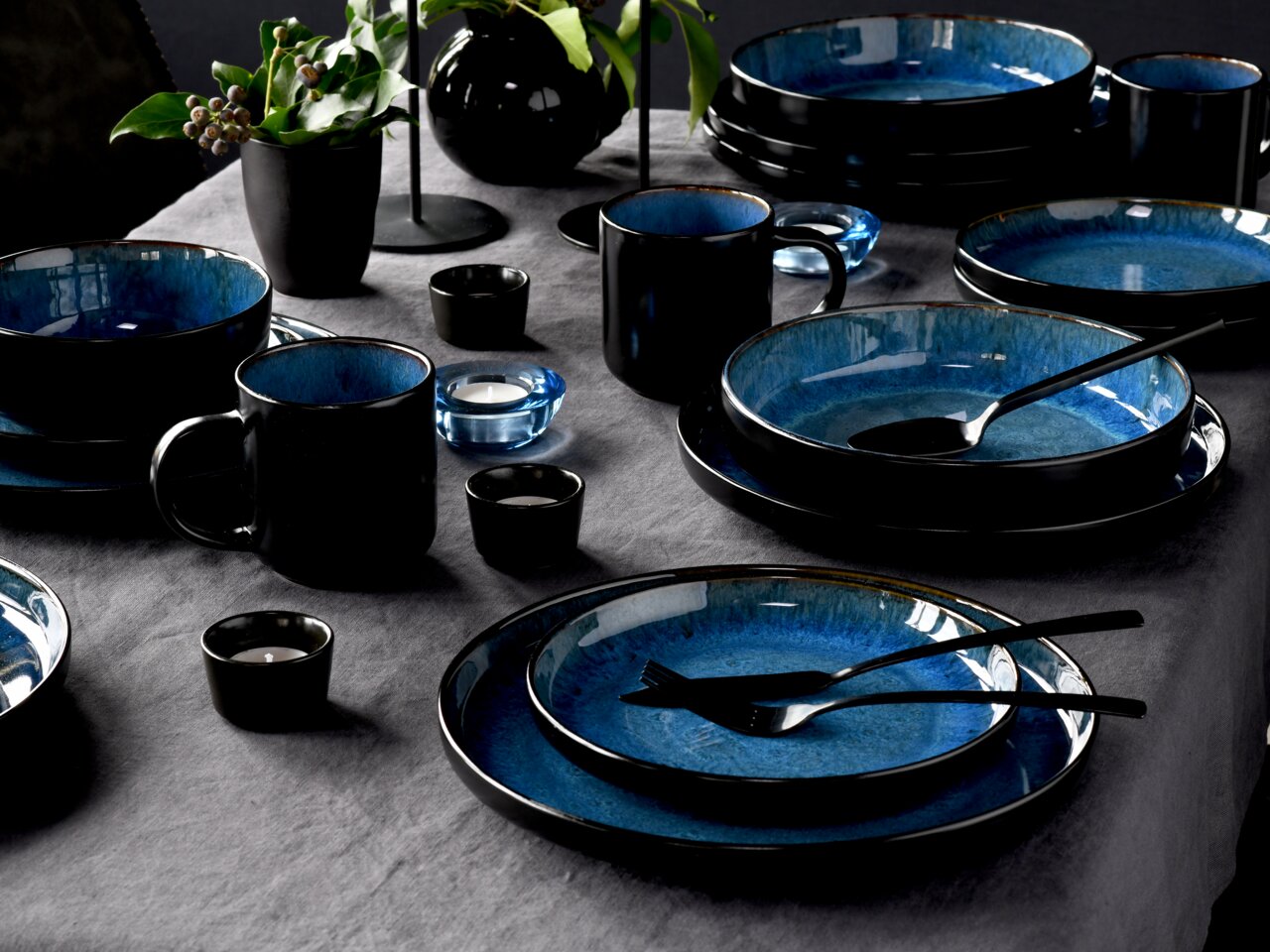 Creatable Kombiservice 30-tlg. NORDIC FJORD Elegantes 30-teiliges Kombiservice in Blau und Schwarz, auf einem gedeckten Tisch von oben fotografiert.