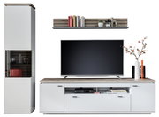 Moderne Wohnzimmer-TV-Wand mit weißem Lowboard und Vitrine, Holzoptik-Rückwand und Wandregal, frontal aus der Vorderansicht dargestellt