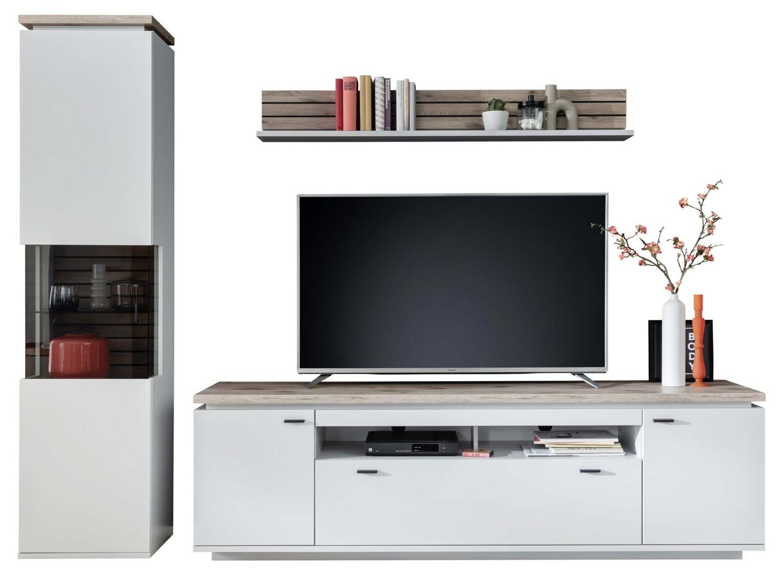Moderne Wohnzimmer-TV-Wand mit weißem Lowboard und Vitrine, Holzoptik-Rückwand und Wandregal, frontal aus der Vorderansicht dargestellt