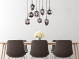 Moderne Hängeleuchte BLACKY von Globo Lighting mit mehreren rauchgrauen Glaskugeln, hängend über einem Esstisch mit vier Stühlen, aus der Frontalperspektive.