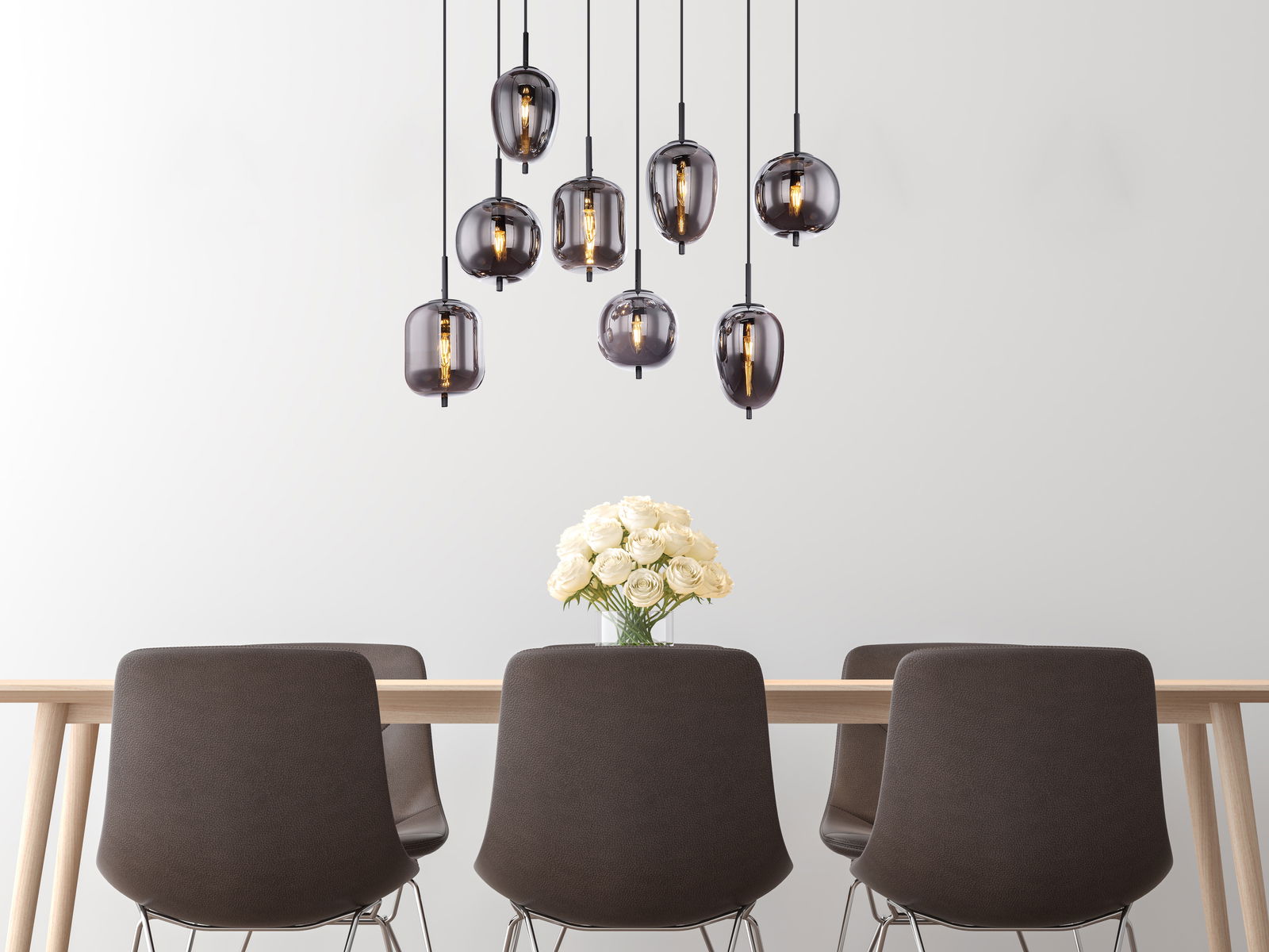 Moderne Hängeleuchte BLACKY von Globo Lighting mit mehreren rauchgrauen Glaskugeln, hängend über einem Esstisch mit vier Stühlen, aus der Frontalperspektive.
