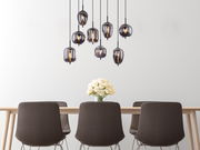 Moderne Hängeleuchte BLACKY von Globo Lighting mit mehreren rauchgrauen Glaskugeln, hängend über einem Esstisch mit vier Stühlen, aus der Frontalperspektive.