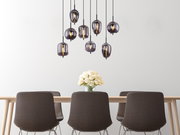 Moderne Hängeleuchte BLACKY von Globo Lighting mit mehreren rauchgrauen Glaskugeln, hängend über einem Esstisch mit vier Stühlen, aus der Frontalperspektive.