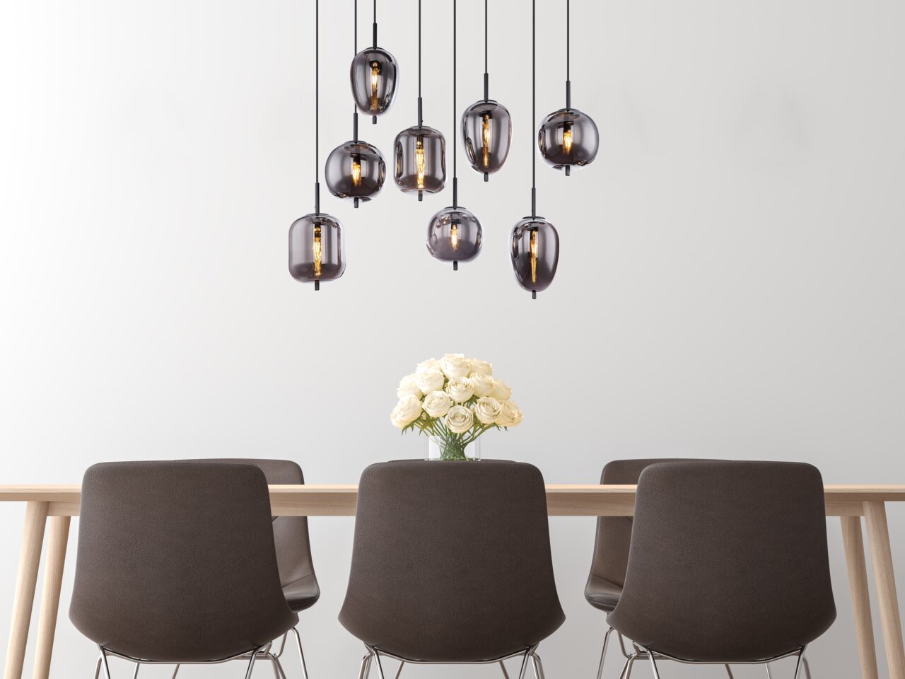 Moderne Hängeleuchte BLACKY von Globo Lighting mit mehreren rauchgrauen Glaskugeln, hängend über einem Esstisch mit vier Stühlen, aus der Frontalperspektive.