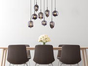 Moderne hanglamp BLACKY van Globo Lighting met meerdere rookgrijze glazen bollen, hangend boven een eettafel met vier stoelen, gezien vanuit het vooraanzicht.
