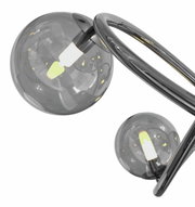 Nahaufnahme einer modernen Pendelleuchte mit zwei rauchgrauen Glaskugeln und geschwungenem Metallrahmen, seitliche Perspektive.