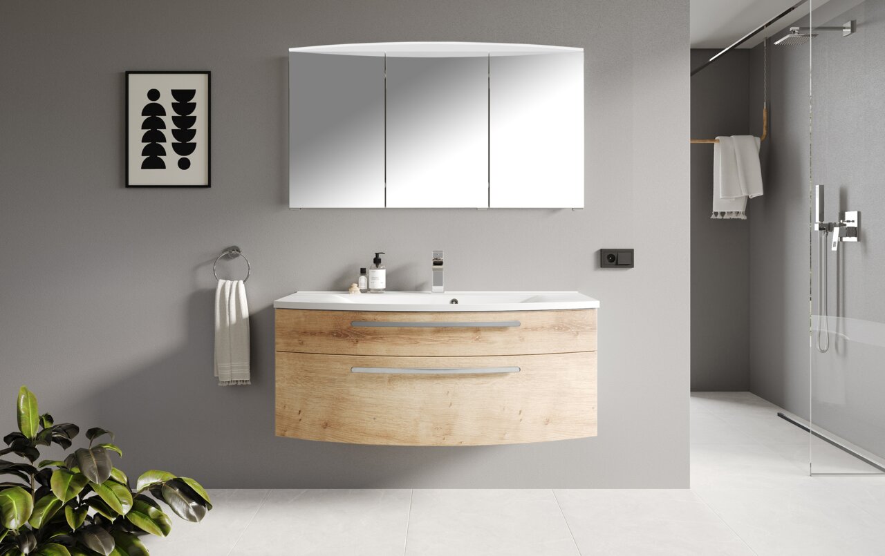 Moderne Badezimmeransicht mit einem hängenden Waschtisch aus Holzoptik und einem großen Spiegelschrank, seitliche Perspektive.
