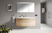 Moderne Badezimmeransicht mit einem hängenden Waschtisch aus Holzoptik und einem großen Spiegelschrank, seitliche Perspektive.