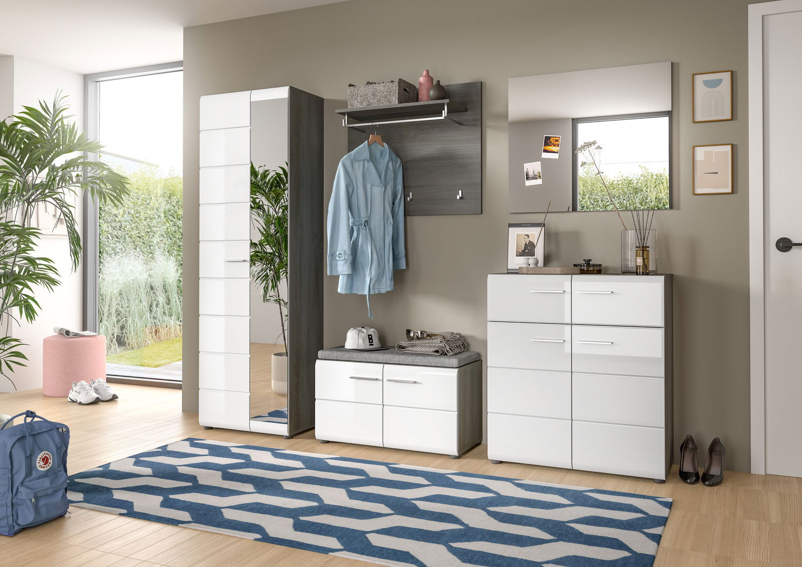 Moderne Garderobenkombination in einem hellen Raum mit großem Fenster, bestehend aus einem hohen Schrank mit Spiegel, einer Sitzbank mit Stauraum, einer Wandgarderobe mit Haken und Ablage sowie einer Kommode mit Schubladen. Perspektive von vorne.