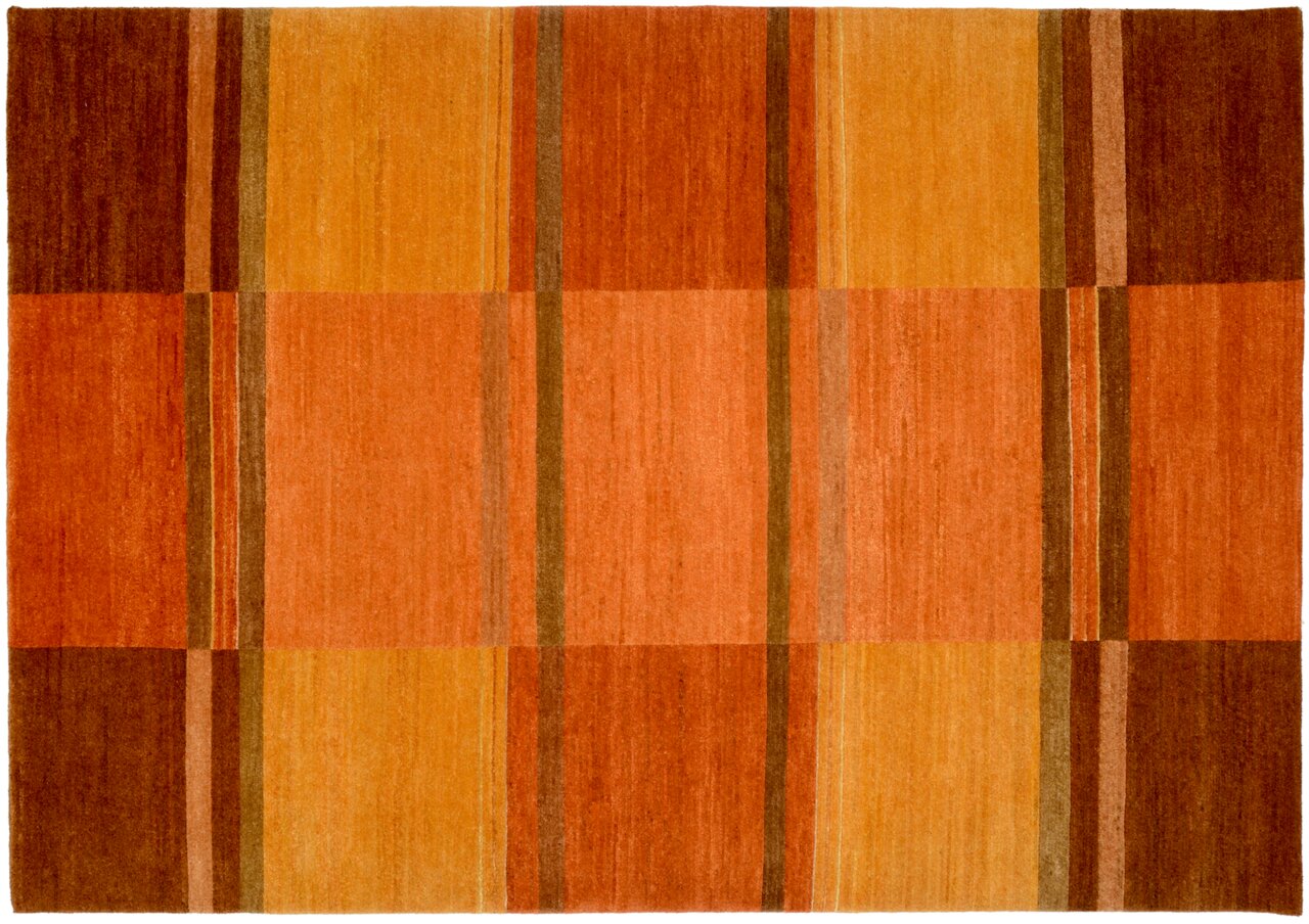 Wollteppich mit warmen, erdigen Farbtönen in einem geometrischen Muster, aus der Vogelperspektive.