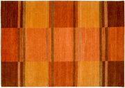 Wollteppich mit warmen, erdigen Farbtönen in einem geometrischen Muster, aus der Vogelperspektive.