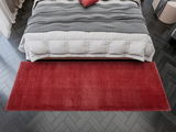 Roter Teppich Soft Dream ca. 80x250cm vor einem Bett, Vogelperspektive