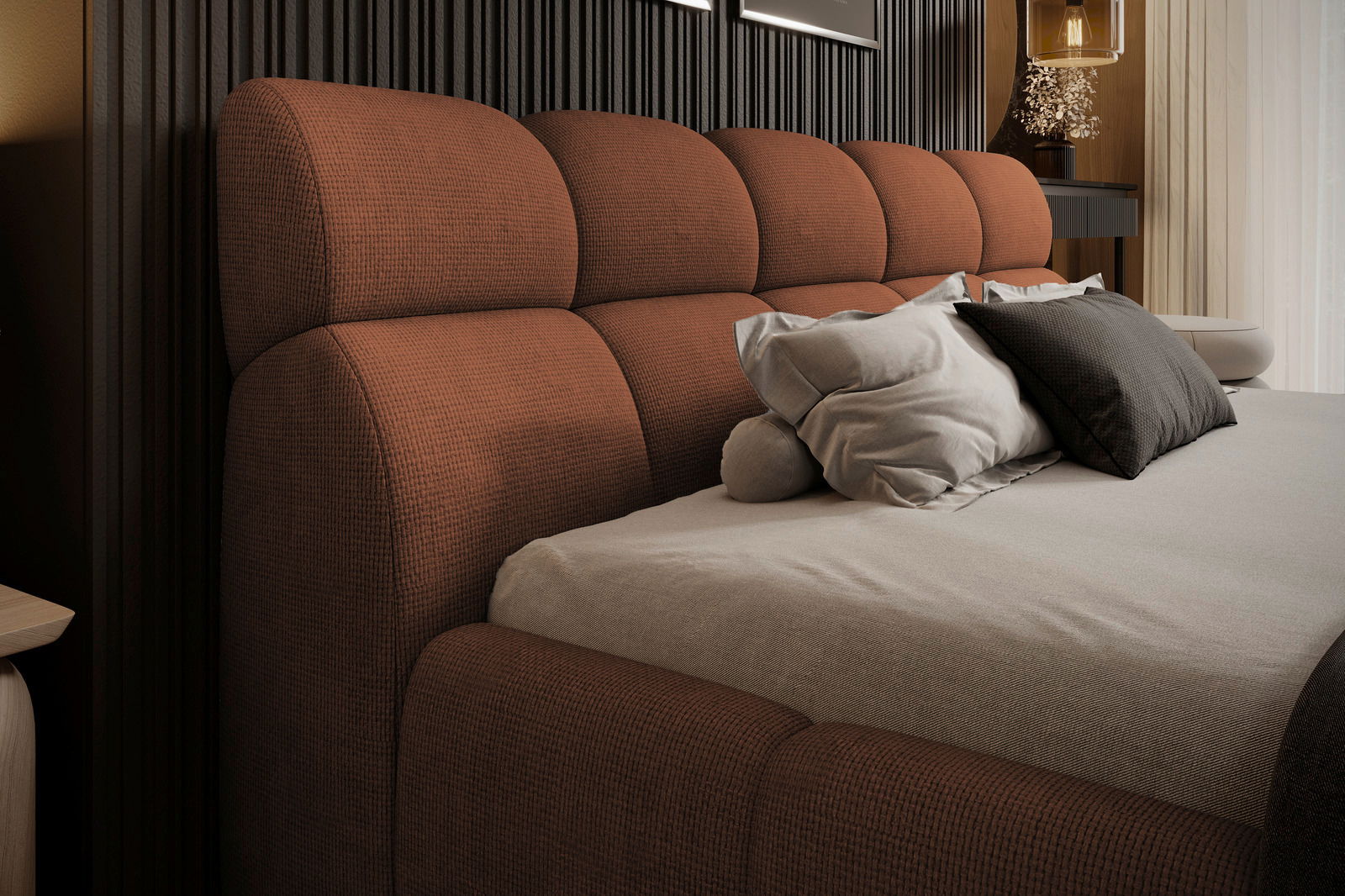 Seitliche Perspektive auf ein elegantes Polsterbett mit braunem Kopfteil und mehreren Kissen in einem stilvoll eingerichteten Raum.