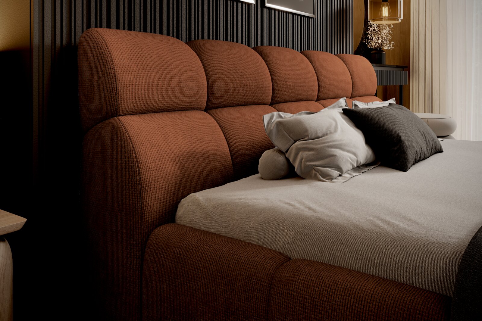 Seitliche Perspektive auf ein elegantes Polsterbett mit braunem Kopfteil und mehreren Kissen in einem stilvoll eingerichteten Raum.
