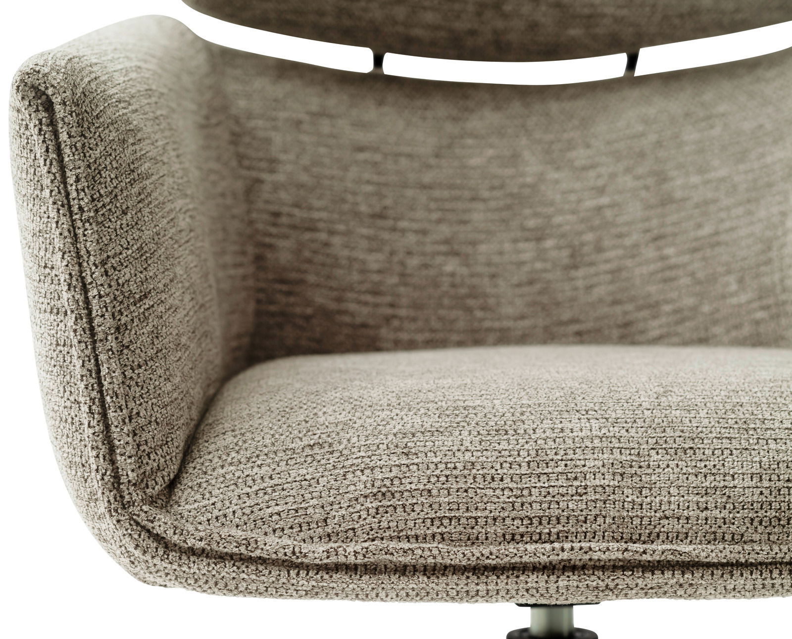 Nahaufnahme eines Sessels mit beigem Stoffbezug, Vorderansicht