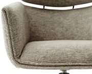 Nahaufnahme eines Sessels mit beigem Stoffbezug, Vorderansicht