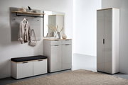 Moderne Garderobeneinrichtung mit Schuhschrank, Spiegel, Garderobenpaneel und Sitzbank in heller, minimalistischer Umgebung. Frontalansicht.