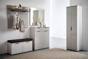 Moderne Garderobeneinrichtung mit Schuhschrank, Spiegel, Garderobenpaneel und Sitzbank in heller, minimalistischer Umgebung. Frontalansicht.