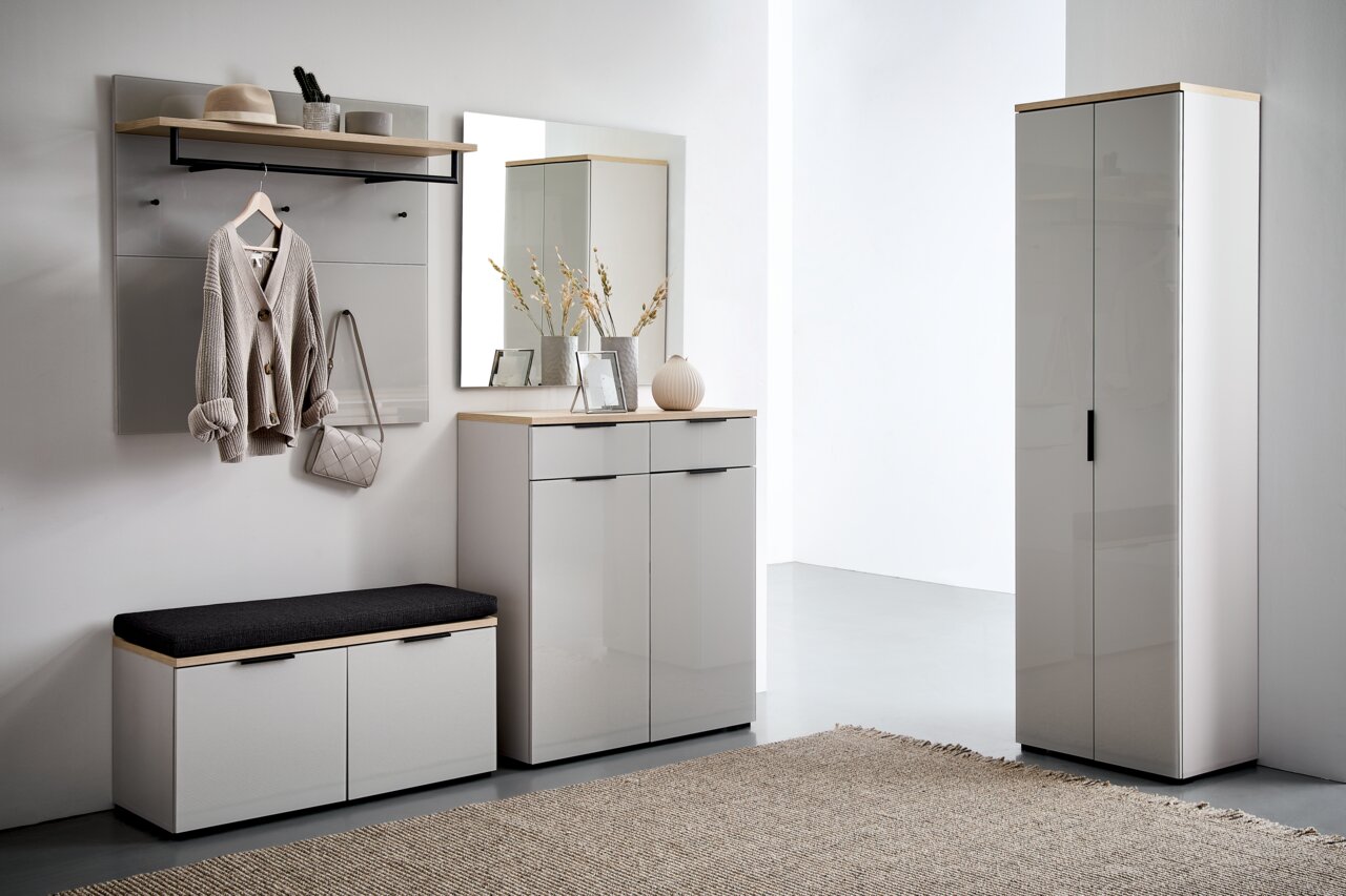 Moderne garderobe-inrichting met schoenenkast, spiegel, garderobepaneel en bankje in een lichte, minimalistische omgeving. Vooraanzicht.